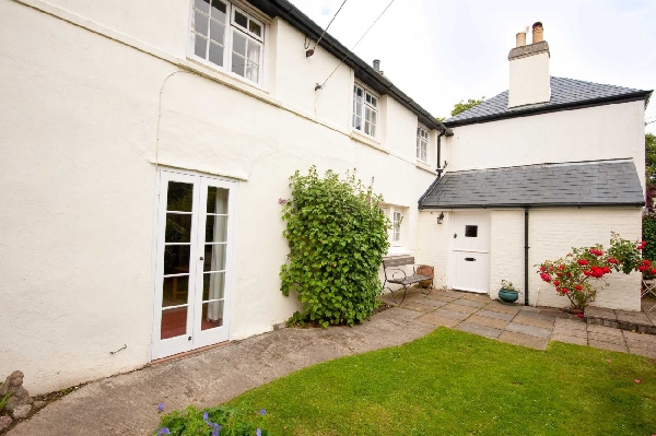 Post Box Cottage is located in Mid Cornwall