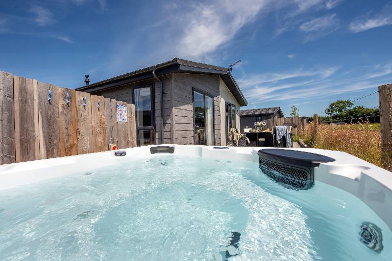 Forget Me Not Lodge, 4 Roadford Lake Lodges is in Lifton, Cornwall