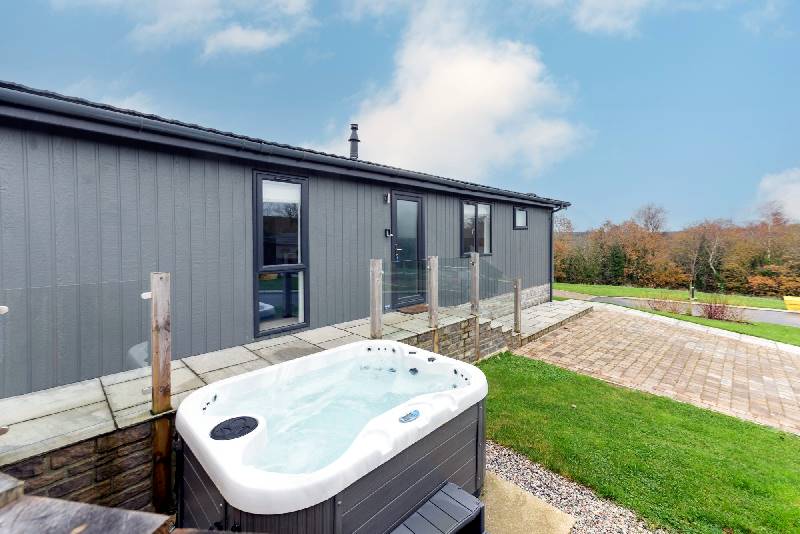 Bluebell Lodge, 29 Roadford Lake Lodges is located in Lifton