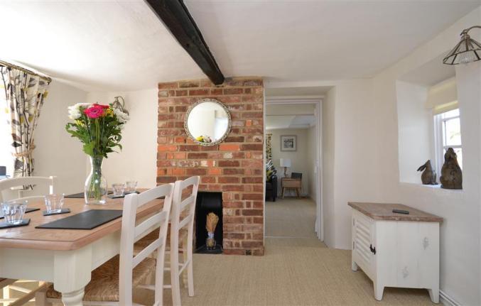 Kingscliffe Cottage is in Bashley, Hampshire