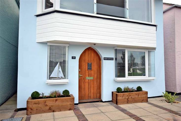 Ferry Cottage is located in Lymington