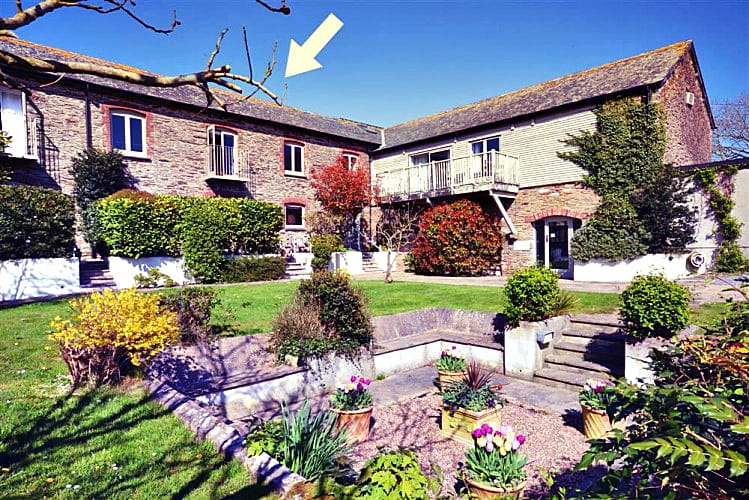 Court Barton Cottage No 10 is located in South Huish