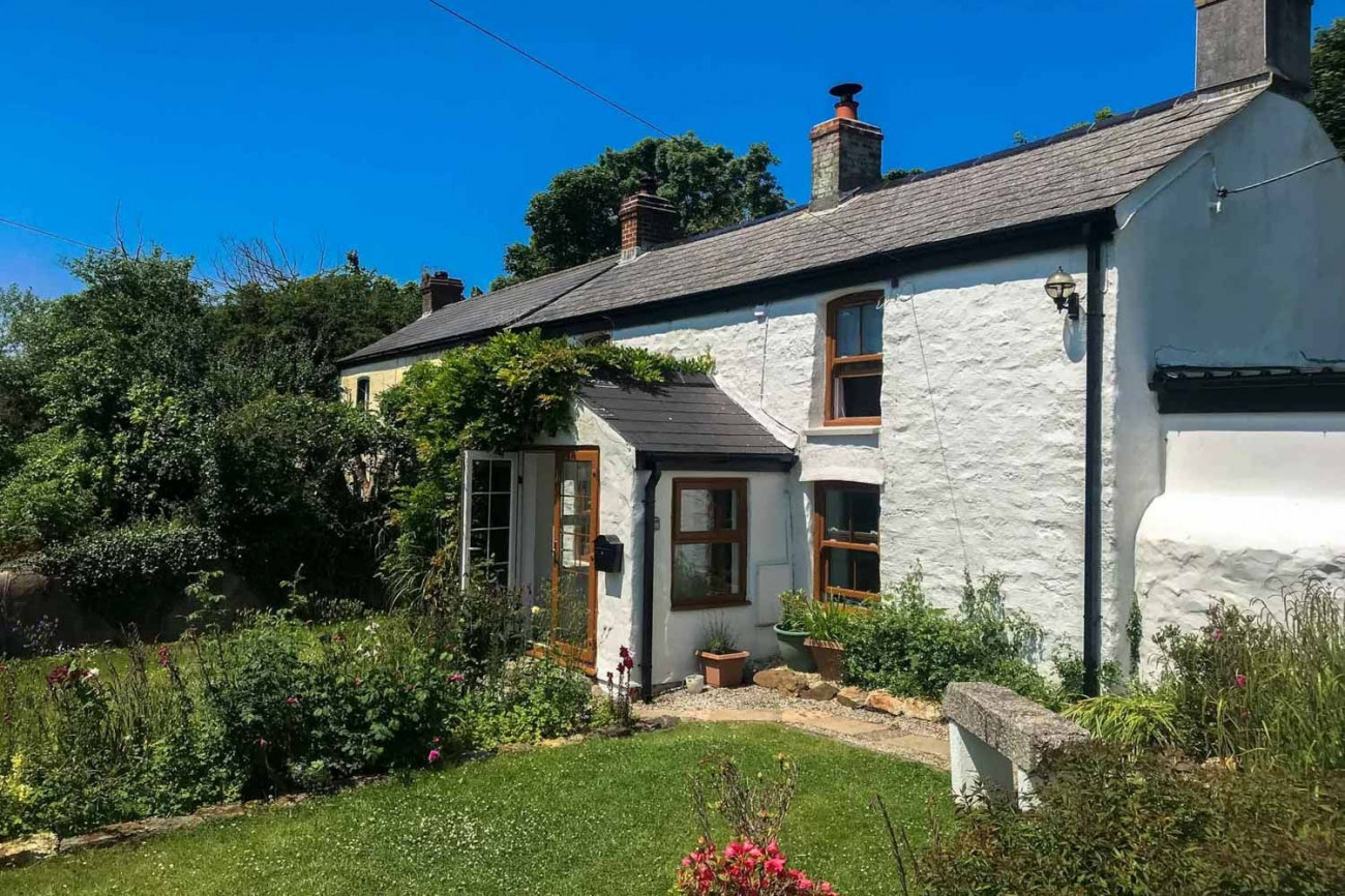 Hollowtree Cottage a holiday cottage rental for 6 in Portreath, 