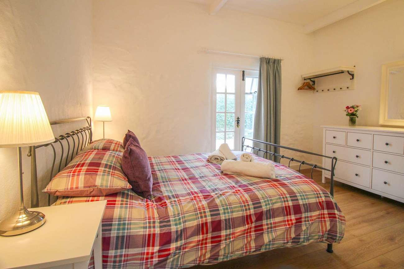 Mohun Cottage a holiday cottage rental for 4 in The Lizard, 