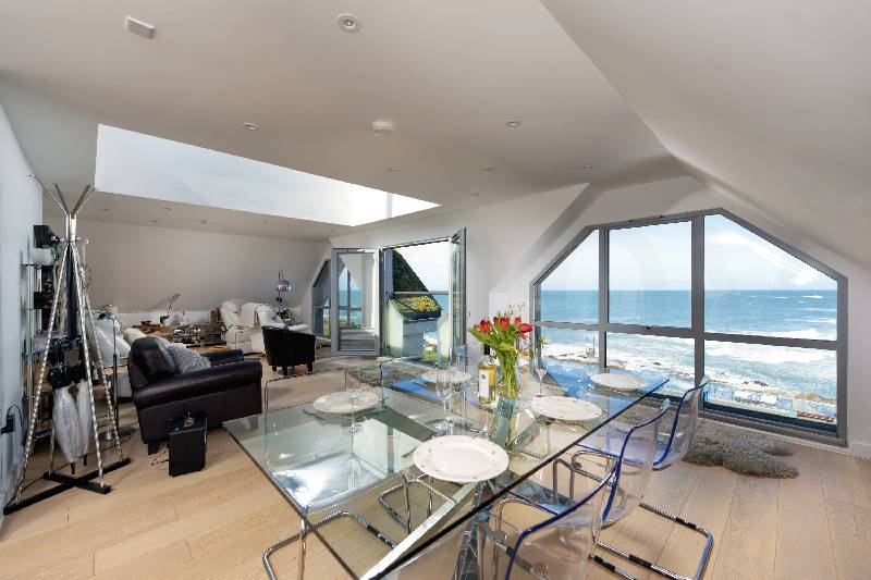 The Penthouse Fistral Beach a holiday cottage rental for 6 in Newquay, 