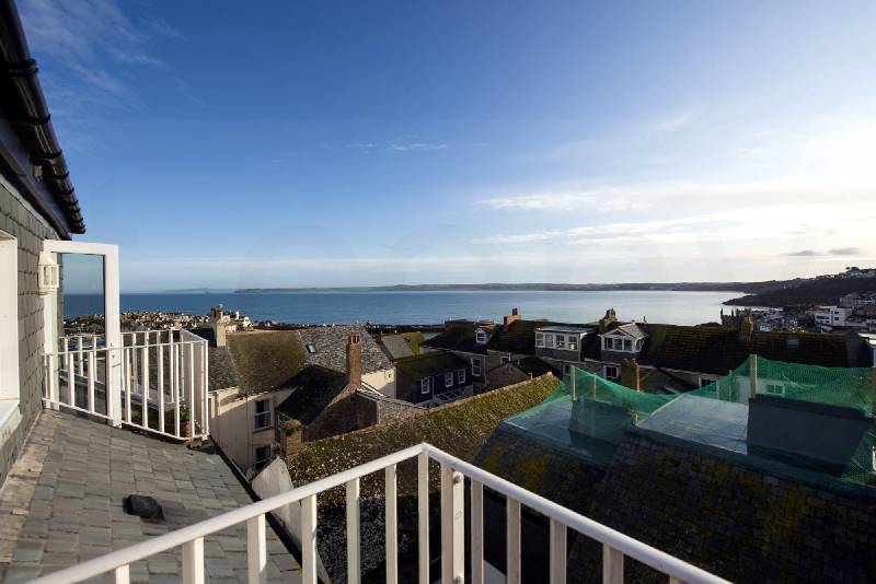 Waves Apartment a holiday cottage rental for 4 in St Ives, 