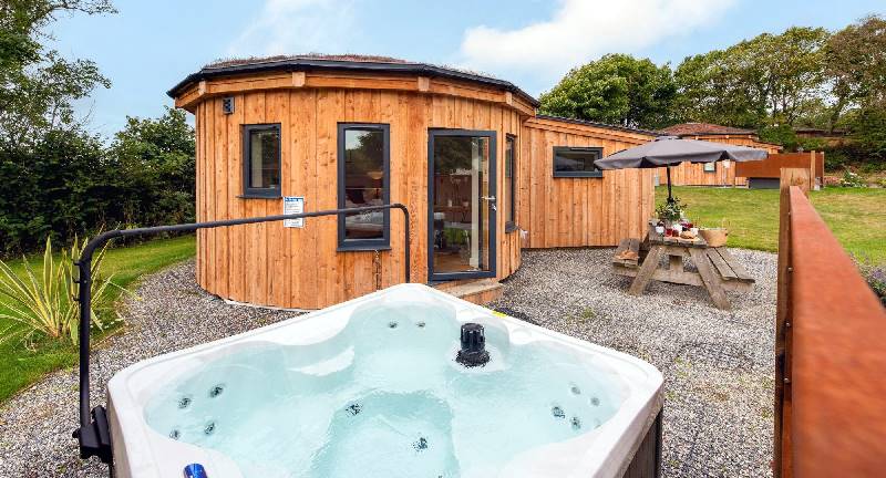 Ebb Roundhouse, East Thorne a holiday cottage rental for 4 in Bude, 