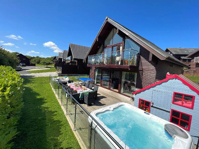 Lodge 27, Retallack Resort & Spa a holiday cottage rental for 10 in St Columb, 