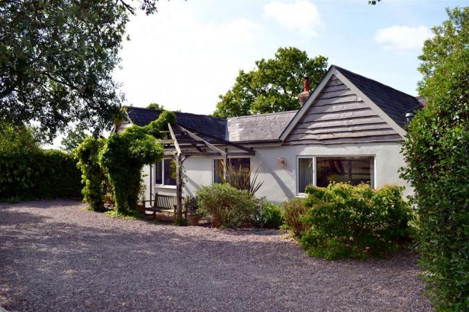Old Farm Cottage a holiday cottage rental for 8 in Pilley, 