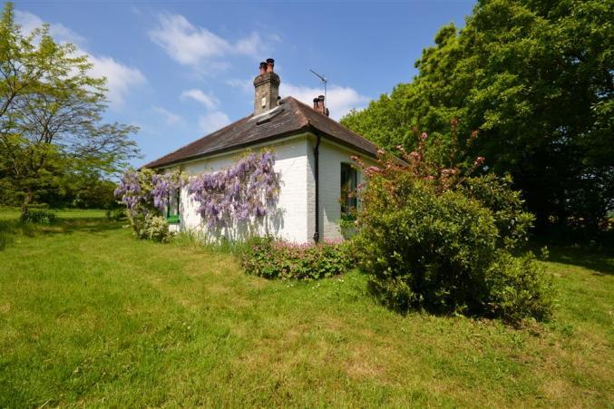 Pinns Farm Bungalow a holiday cottage rental for 4 in West Wellow, 