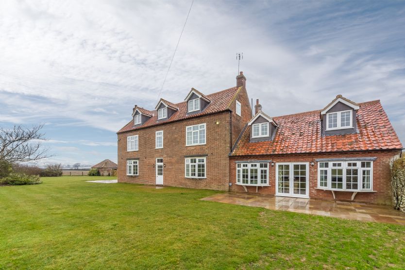 Lyng Farmhouse a holiday cottage rental for 12 in Thornham, 