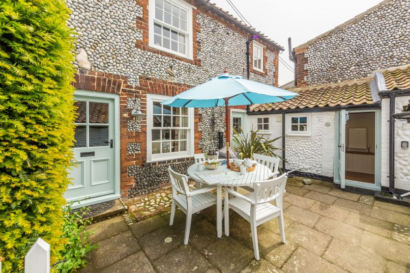 Yew Tree Cottage a holiday cottage rental for 4 in Blakeney, 