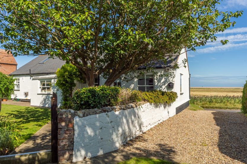 Fridays Barn a holiday cottage rental for 8 in Salthouse, 