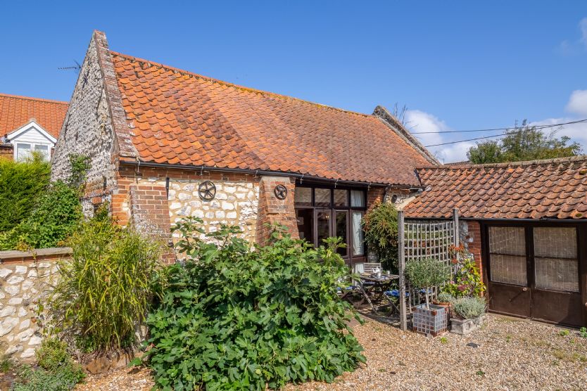 Eastgate Barn a holiday cottage rental for 4 in Holme-next-the-Sea, 