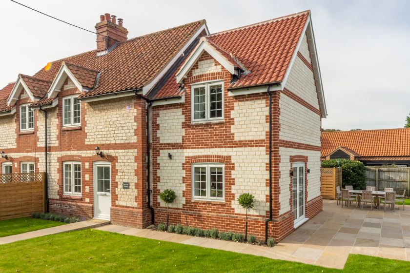 2 Hall Lane Cottages a holiday cottage rental for 6 in Thornham, 