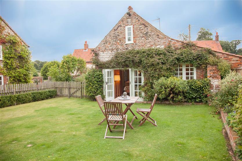 Garden Cottage a holiday cottage rental for 4 in Ringstead, 