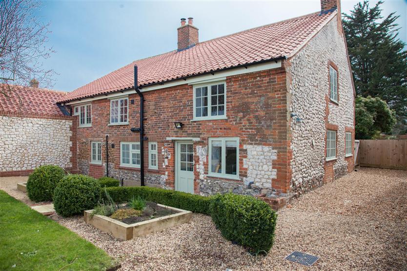 Gardeners Cottage a holiday cottage rental for 7 in Thornham, 