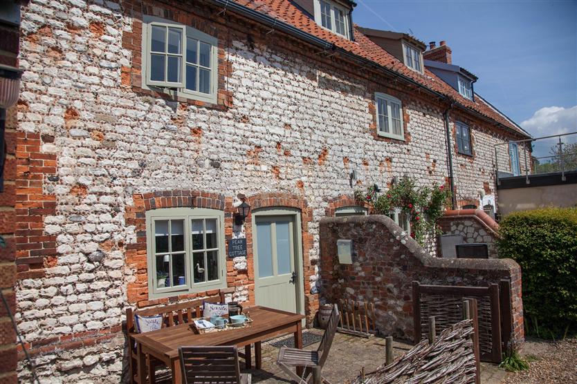 Pear Tree Cottage a holiday cottage rental for 4 in Holme-next-the-Sea, 