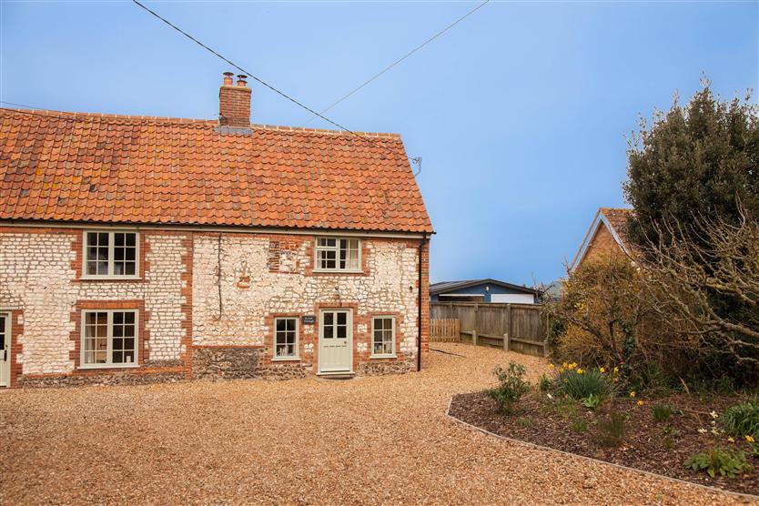 Sutton Cottage a holiday cottage rental for 4 in Thornham, 