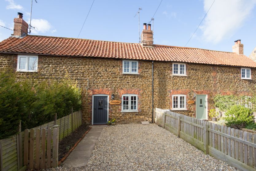 Moongazer Cottage a holiday cottage rental for 4 in Heacham, 