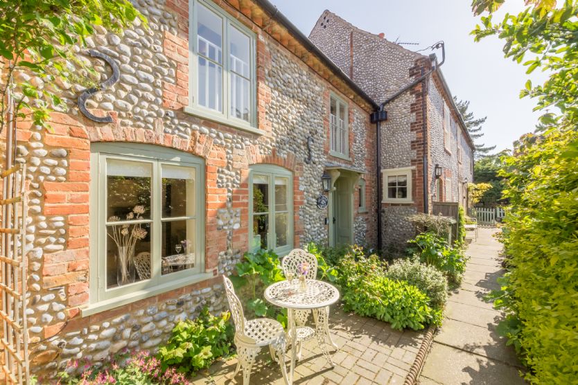 Hollyhock Cottage a holiday cottage rental for 4 in Blakeney, 