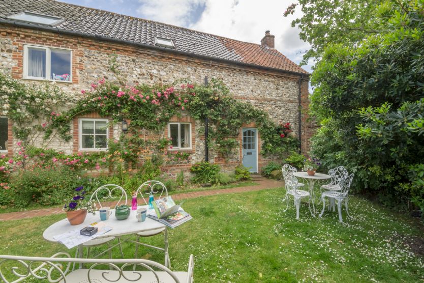 Grooms Cottage (B) a holiday cottage rental for 6 in Brancaster, 