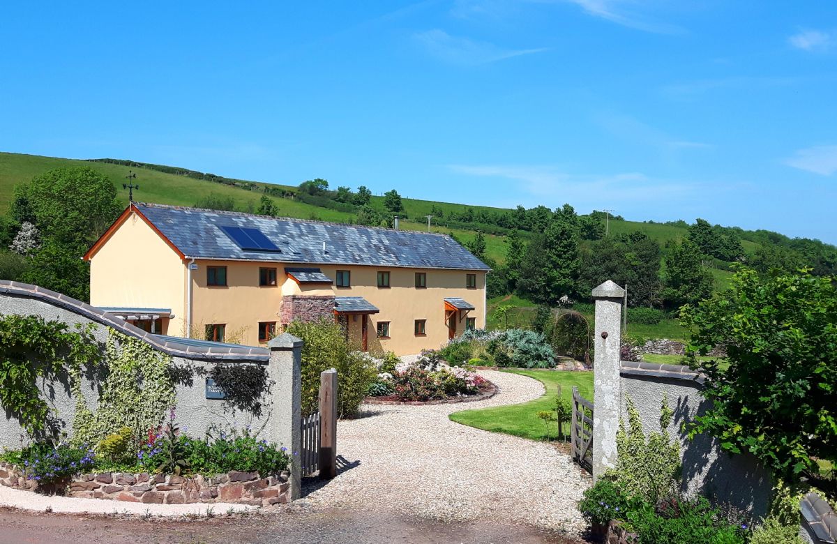 Middle Hollacombe Farmhouse a holiday cottage rental for 6 in Hollacombe, 