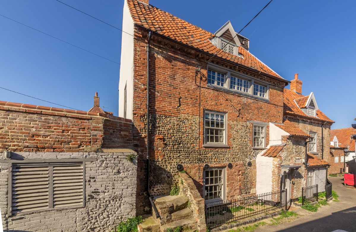 St Michael's Cottage a holiday cottage rental for 9 in Wells-next-the-Sea, 