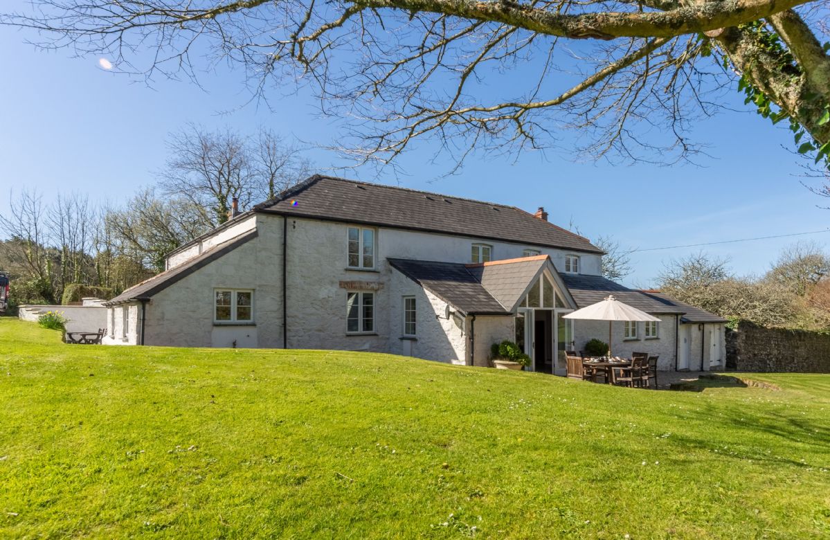 Bonython Farmhouse a holiday cottage rental for 10 in Helston, 