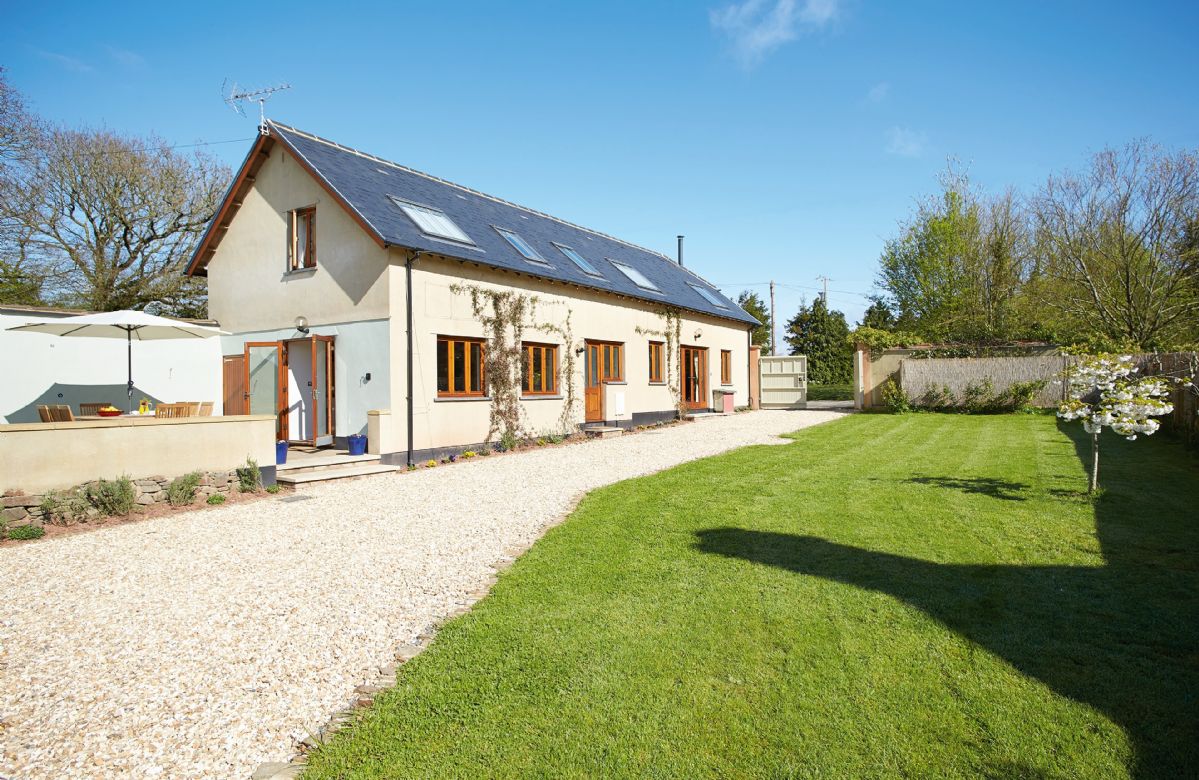 Long Meadow Barn a holiday cottage rental for 7 in Down St Mary, 
