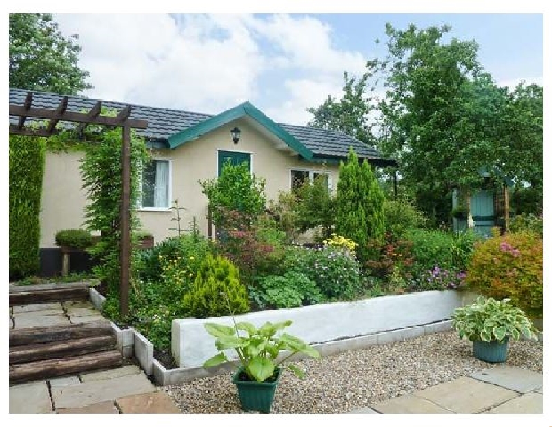 Sunbeck Gatehouse a holiday cottage rental for 2 in Raskelf, 