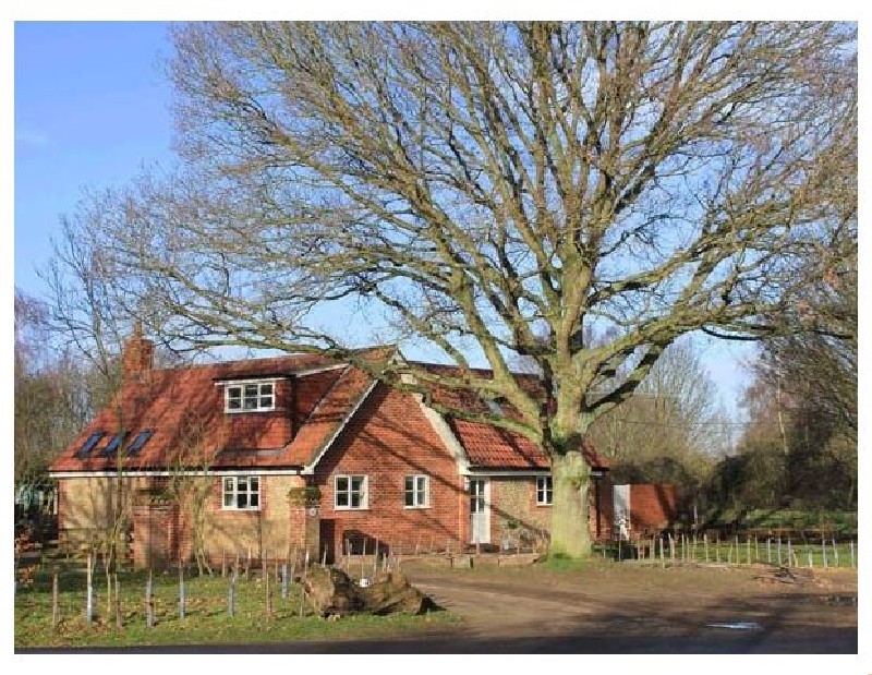 Oak Tree Lodge a holiday cottage rental for 6 in Crostwick, 