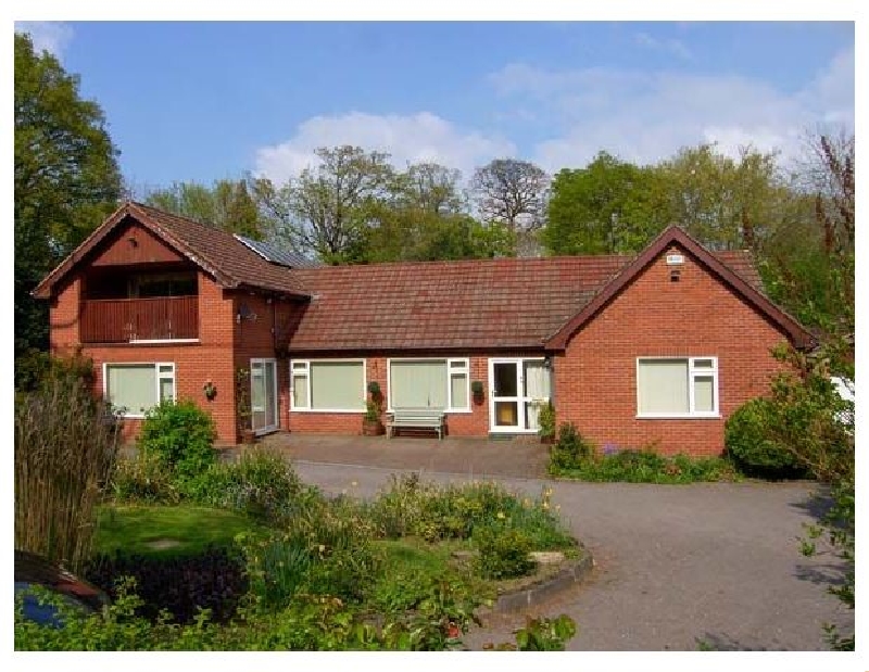 Llys Offa a holiday cottage rental for 11 in Ruabon, 