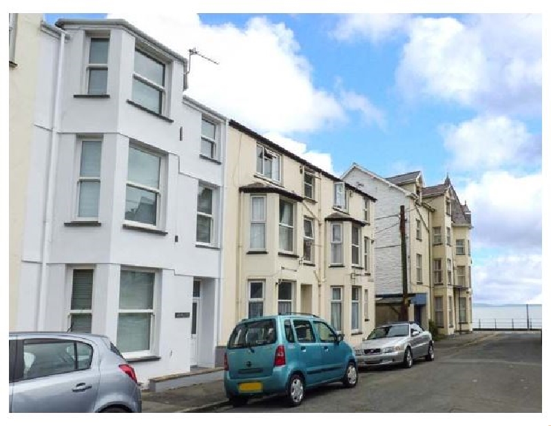Y Castell Apartment 1 a holiday cottage rental for 2 in Criccieth, 