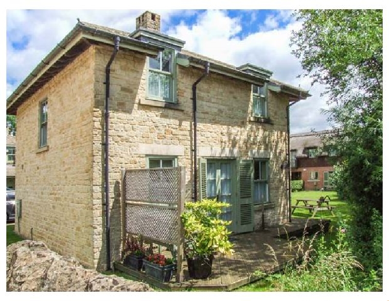 Badger's Lodge a holiday cottage rental for 6 in Cotswold Water Park, 