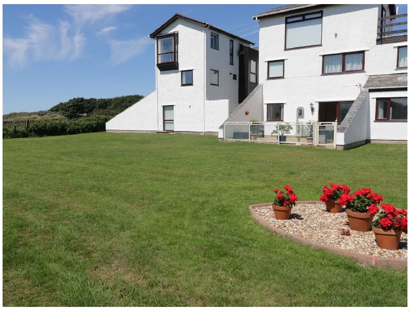 Beach House (Ty Traeth) a holiday cottage rental for 4 in Deganwy, 