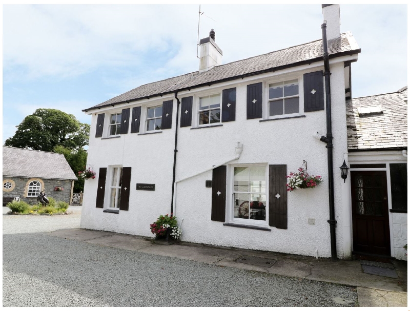 Gardeners Cottage a holiday cottage rental for 6 in Criccieth, 