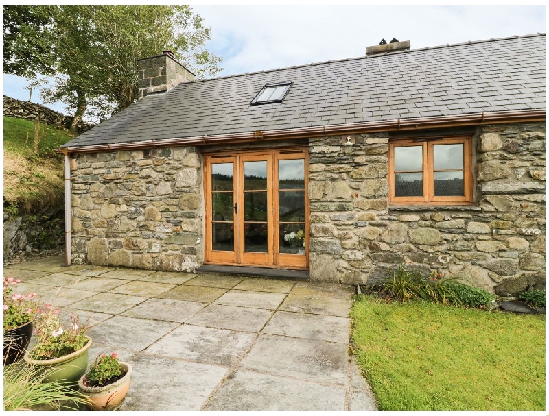 Ty Hir a holiday cottage rental for 5 in Penrhyndeudraeth, 