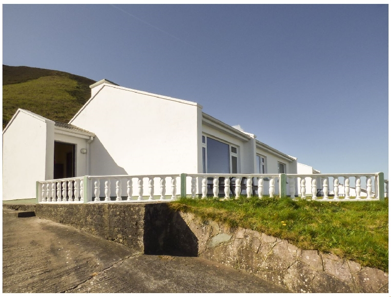 Rossbeigh Beach Cottage No 8 a holiday cottage rental for 7 in Glenbeigh, 