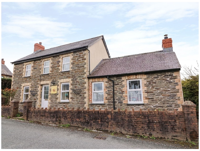 Cozy Cwtch Cottage a holiday cottage rental for 4 in Penrhiwllan, 