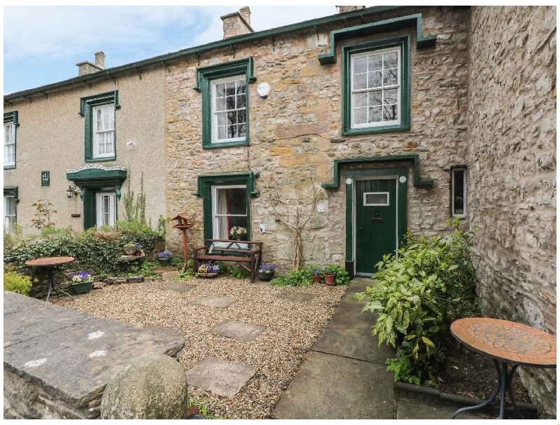 Curlew Cottage a holiday cottage rental for 8 in Ingleton, 
