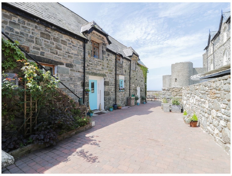 Castle Lodge a holiday cottage rental for 6 in Harlech, 
