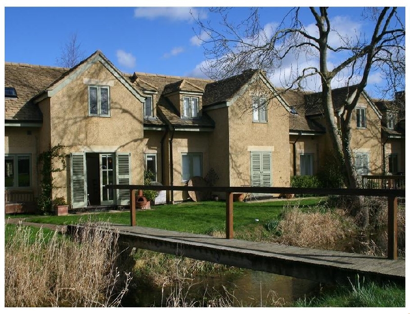 Kingfishers Cottage 8 a holiday cottage rental for 8 in Cotswold Water Park, 
