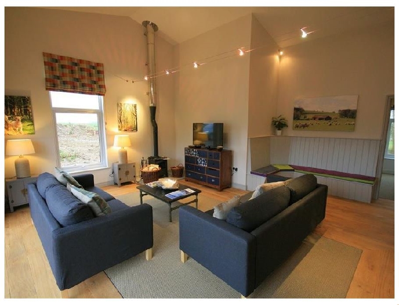 Walnut Barn a holiday cottage rental for 8 in Bourton-On-The-Water, 