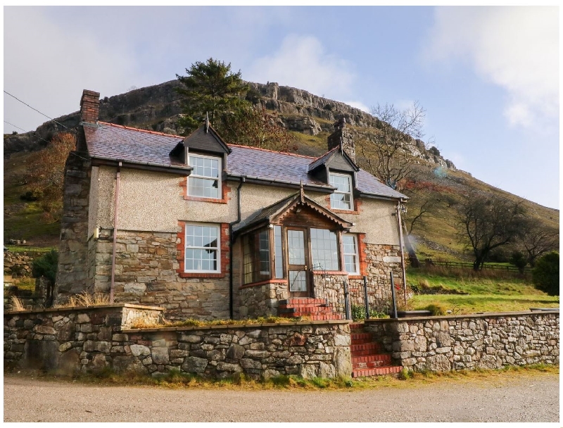 The Panorama Farmhouse a holiday cottage rental for 8 in Llangollen, 