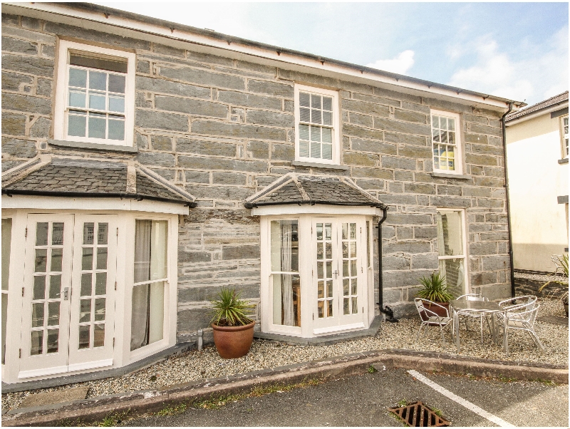 Bwthyn Llechen a holiday cottage rental for 4 in Porthmadog, 