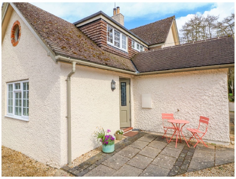 Lark's Wing a holiday cottage rental for 2 in Bourton-On-The-Water, 