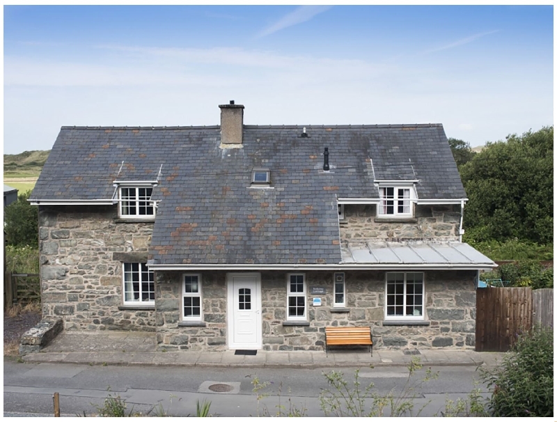 Railway Cottage a holiday cottage rental for 6 in Harlech, 