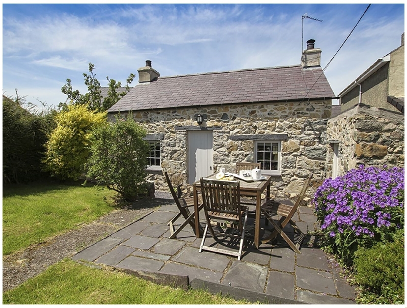 Ty Capel Seion a holiday cottage rental for 4 in Llanddeiniolen, 