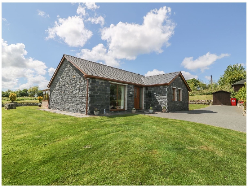 Bwthyn Clyd a holiday cottage rental for 4 in Llanddaniel Fab, 